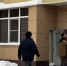 Коммунальщики починили козырек на многоэтажке, который проломило льдиной - Regions.Ru